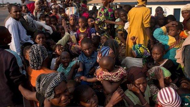 People fleeing Bangui sit in a truck (30 December 2013)