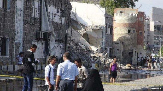 Aftermath of the suicide car bomb attack on the security forces' headquarters in Yemen's southern city of Aden (31 December 2013)