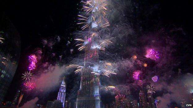 Fireworks in Dubai light up the Burj Khalifa (1 Jan 2014)