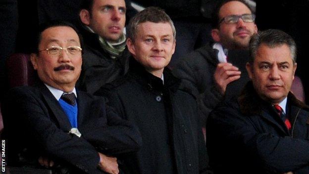 Ole Gunnar Solskjaer with Vincent Tan