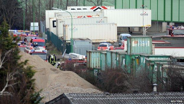 Firemen work near the site where a World War Two bomb exploded in Euskirchen (3 January 2014)