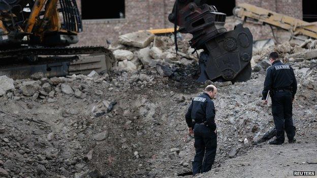 Police at the site where a World War Two bomb exploded in Euskirchen (3 January 2014)