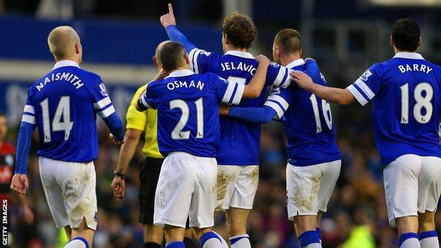 Nikica Jelavic and Everton celebrate