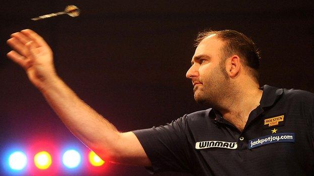 Scott Waites throws against Alan Norris