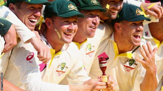 Australia celebrate with the urn