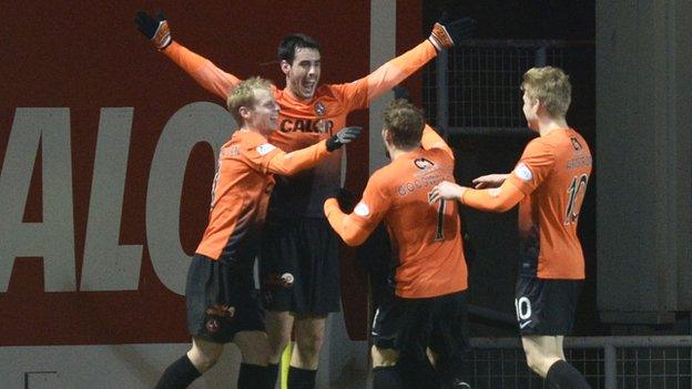 Dundee United celebrate Brian Graham's late equaliser against Hibs