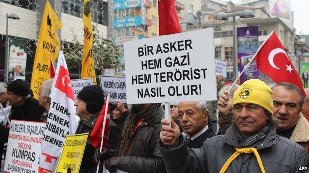 Protesters call for the release of military officers jailed for plotting to overthrow the government (4 Jan 2014)