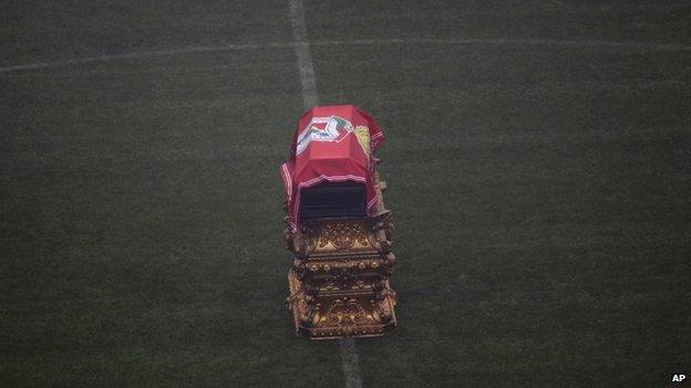 Eusebio's coffin at the centre of the pitch in the Luz Stadium in Lisbon, 6 January 2014