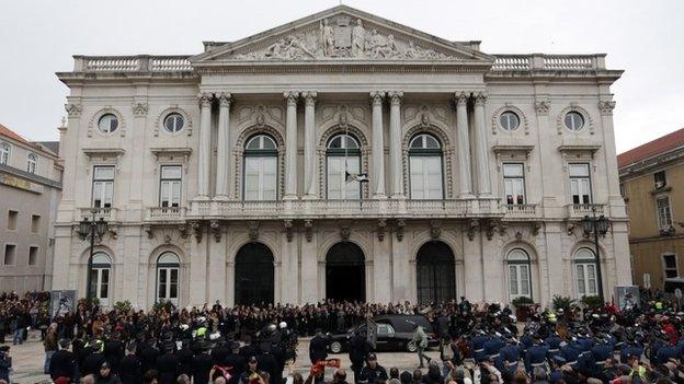 The hearse carrying Eusebio's coffin stops at Lisbon's city hall, 6 January 2014