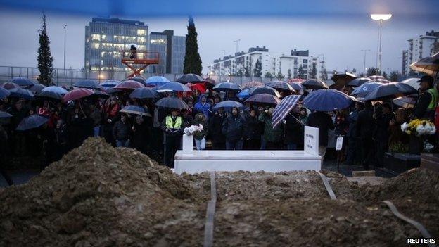 Mourners wait for the Eusebio's funeral cortege at Lisbon's Lumiar cemetery, 6 January 2014