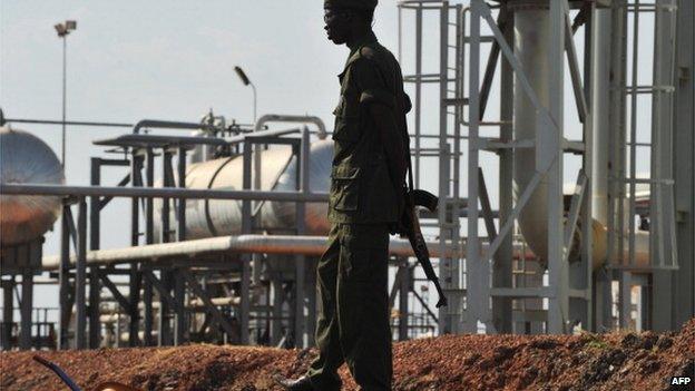 A Southern Sudanese soldier standing next to the infrastructure of an field processing facility in Unity State (file picture - 2010)