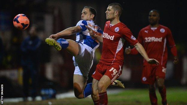 Mark McChrystal and Jamie Proctor challenge for the ball