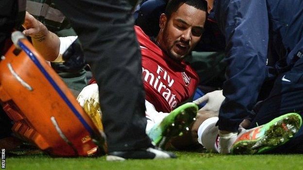 Theo Walcott injured against Tottenham