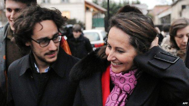 Segolene Royal (C) and her eldest son, Thomas Hollande (L), go door to door in Bagneux, outside Paris (9 May 2012)