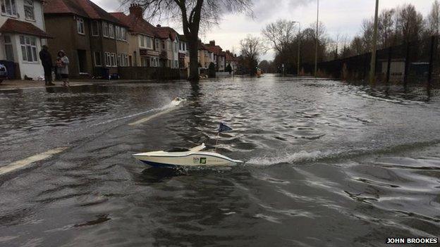 Model speedboats