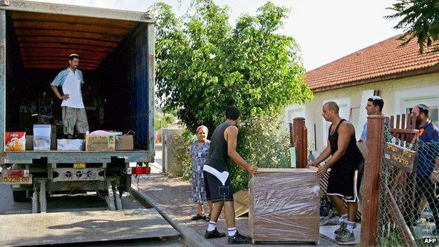 Jewish settlers move out of their house in the Gaza Strip settlement of Neve Dekalim (10 August 2005)