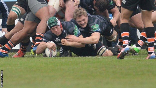 Julian Salvi scores a try v Treviso