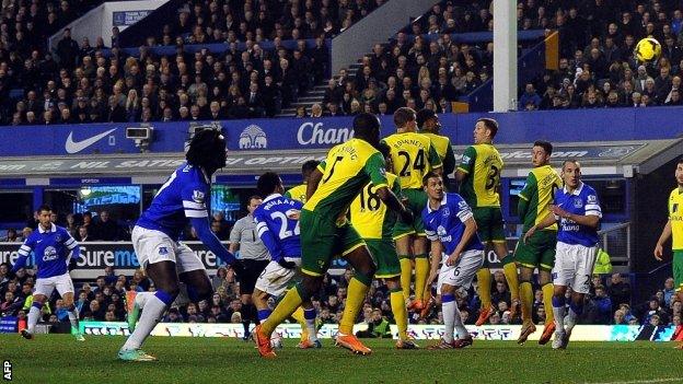 Kevin Mirallas scores for Everton