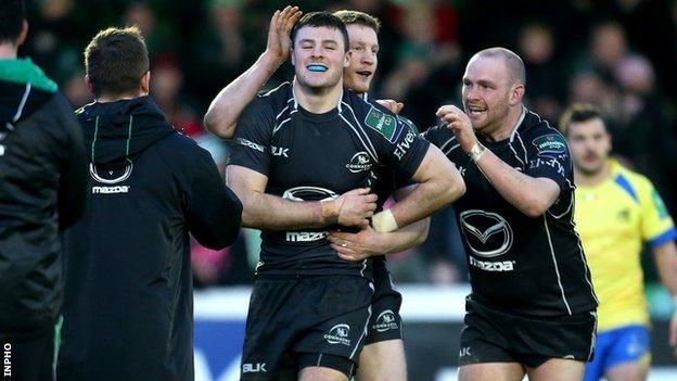 Robbie Henshaw celebrates scoring his side's second try