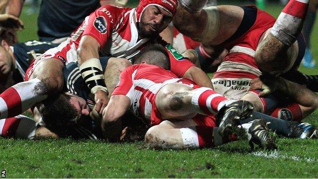 Peter O'Mahony scores for Munster