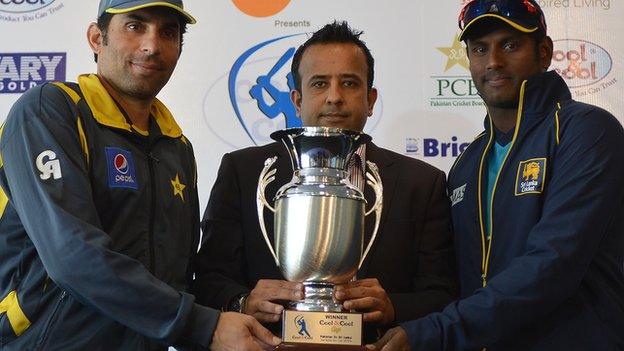 Pakistan captain Misbah-ul-Haq and Sri Lanka skipper Angelo Mathews with the Test series trophy