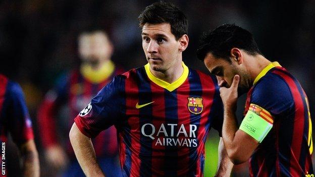 Barcelona forward Lionel Messi (l) and midfielder Xavi