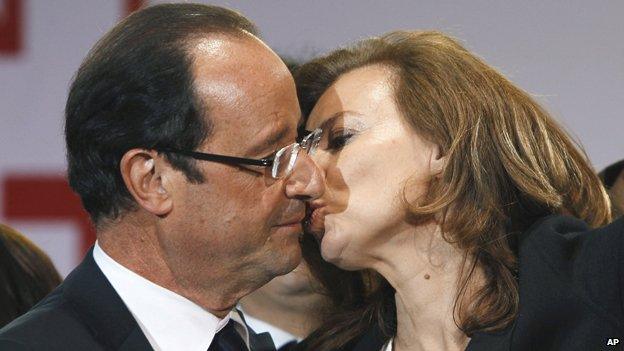 Francoise Hollande kissing his girlfriend, Valerie Trierweiler
