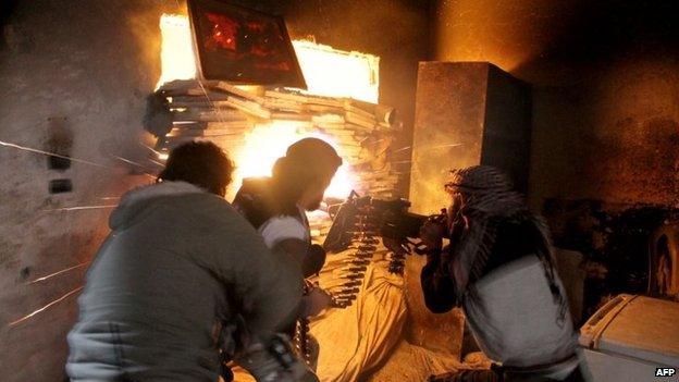 Rebel fighters fire a machine gun in the Salah al-Din district of Aleppo (November 2013)