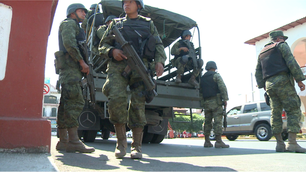 Army in Apatzingan (January 2014)