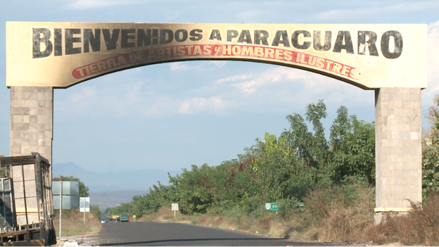 Sign saying "Welcome to Paracuaro" (January 2014)