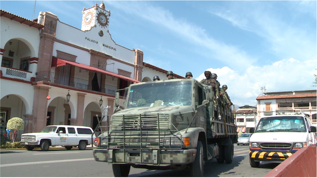 Army in Apatzingan (January 2014)