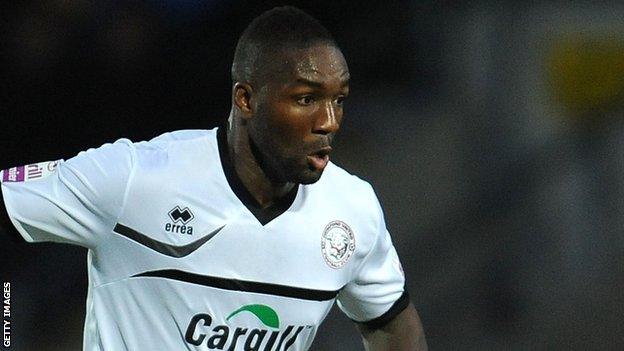 Michael Rankine attacking for Hereford United.