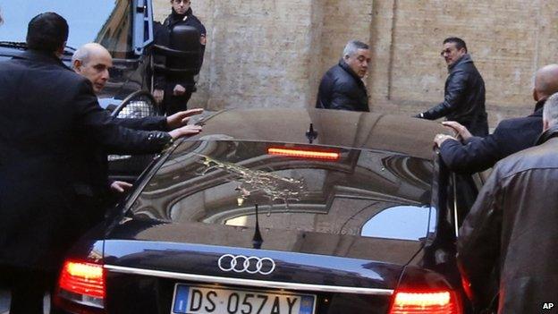 Silvio Berlusconi's car arriving at Democratic Party HQ (18 Jan)