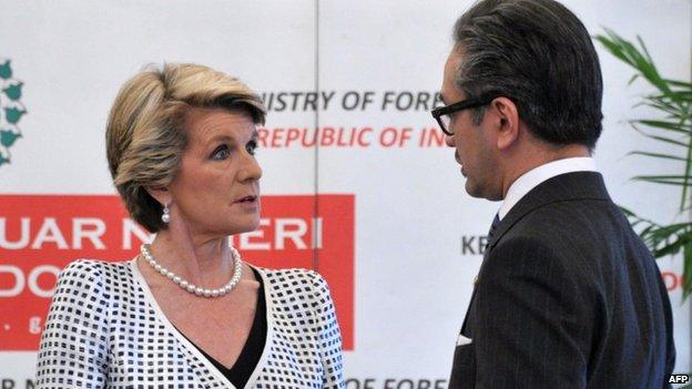 Indonesia and Australia foreign ministers, Marty Natalegawa (L) and Julie Bishop (R), at a meeting in Jakarta on 5 December 2013