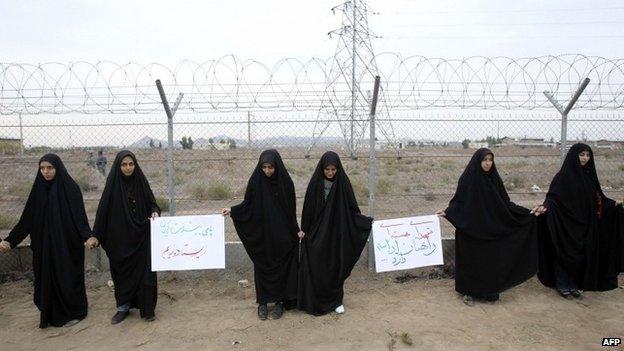 Iranian students form a human chain during a protest to defend their country's nuclear facilities outside the Fordo uranium enrichment facility outside Qom (19 November 2013)