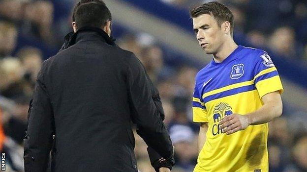 Everton manager Roberto Martinez (left) speaks with Seamus Coleman after he is brought off