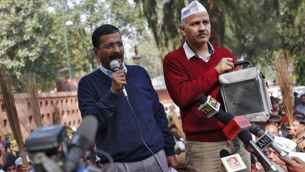 Arvind Kejriwal (left) and his supporters want to put an end to corruption in government agencies