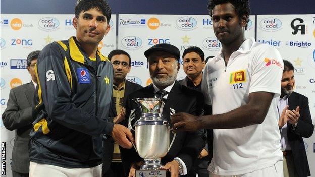 Pakistan captain Misbah-ul-Haq and Sri Lanka skipper Angelo Mathews with the Test series trophy