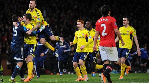 Sunderland beat Manchester United at Old Trafford to reach the final