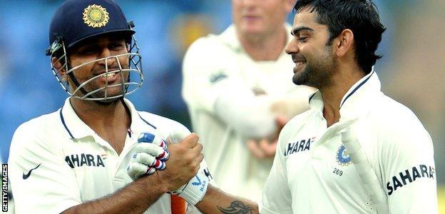 Indian batsman Virat Kohli (R) and captain Mahendra Singh Dhoni