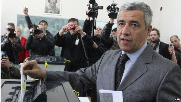 Oliver Ivanovic casting his ballot during local elections on 3 November 2013 in Kosovska Mitrovica