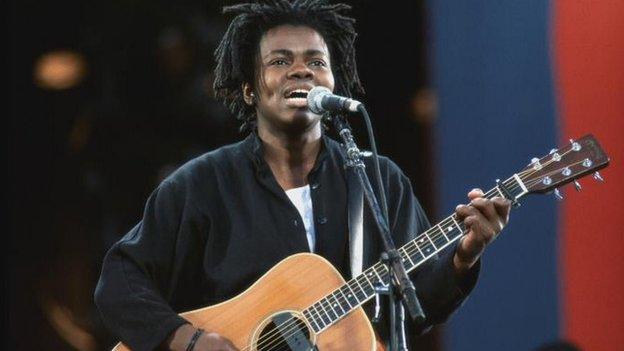Tracy Chapman performing at the Mandela Concert in 1988