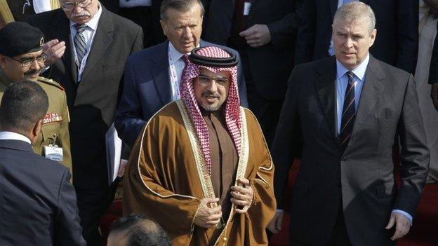 Bahrain's Crown Prince Salman bin Hamad bin Isa Al Khalifa shows the UK's Prince Andrew round the Bahrain International Airshow (16 January 2014)