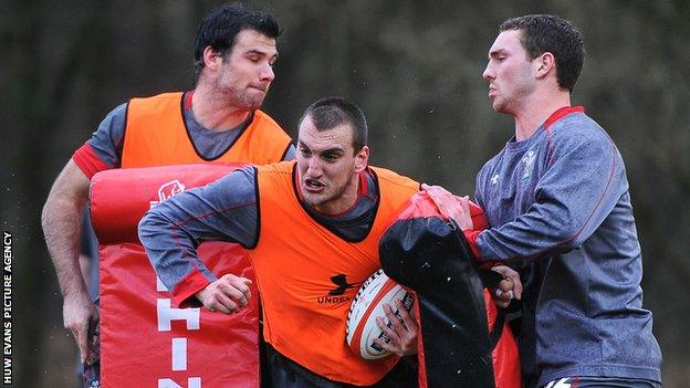 Sam Warburton (centre) during Wales training