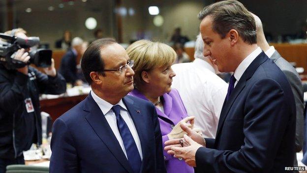 French President Francois Hollande (left) with UK PM David Cameron in Brussels, 25 Oct 13