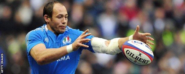 Italy captain Sergio Parisse wins a line-out