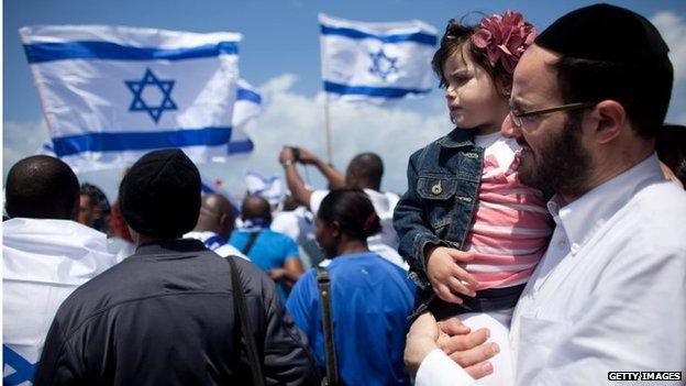 Israeli man with daughter at Israel independence day event in Tel Aviv (April 2013)