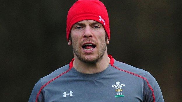 Alun Wyn Jones in training with Wales