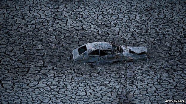 Car sits at the bottom of the Almaden Reservoir (28 January 2014)