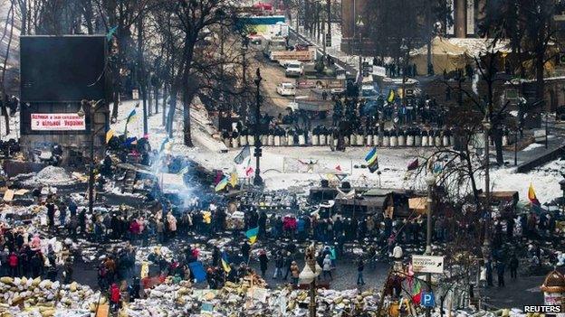 A general view shows anti-government protesters on barricades facing a cordon of riot police at Hrushevsky Street in Kiev